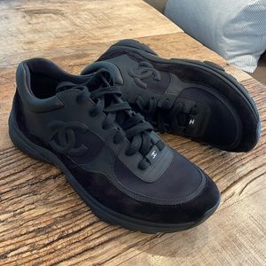 CHANEL CC LOGO RUNNER SNEAKER TRIPLE BLACK